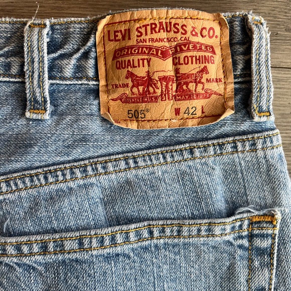 Vintage Levi’s Men’s 505 Regular Fit Denim Shorts 10” Inseam Light Wash Size W42 - Picture 4 of 6